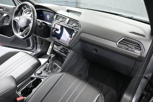 Used 2024 Volkswagen Tiguan SE R-Line AWD/4WD image 13