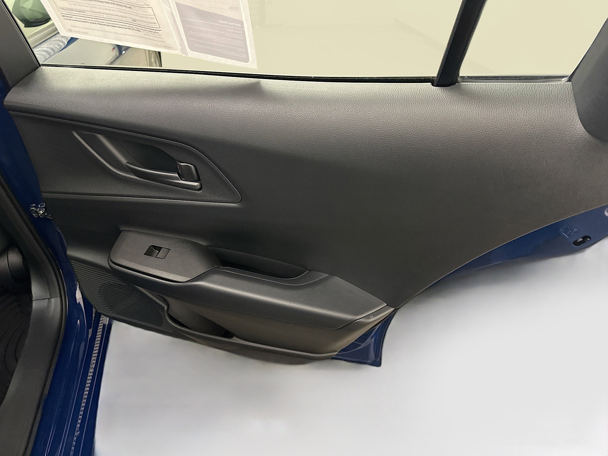 Used 2025 Toyota Prius Plug-In Hybrid image 31