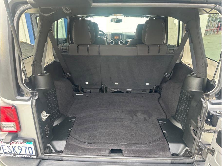 Used 2018 Jeep Wrangler Unlimited Rubicon w/ Connectivity Group image 25