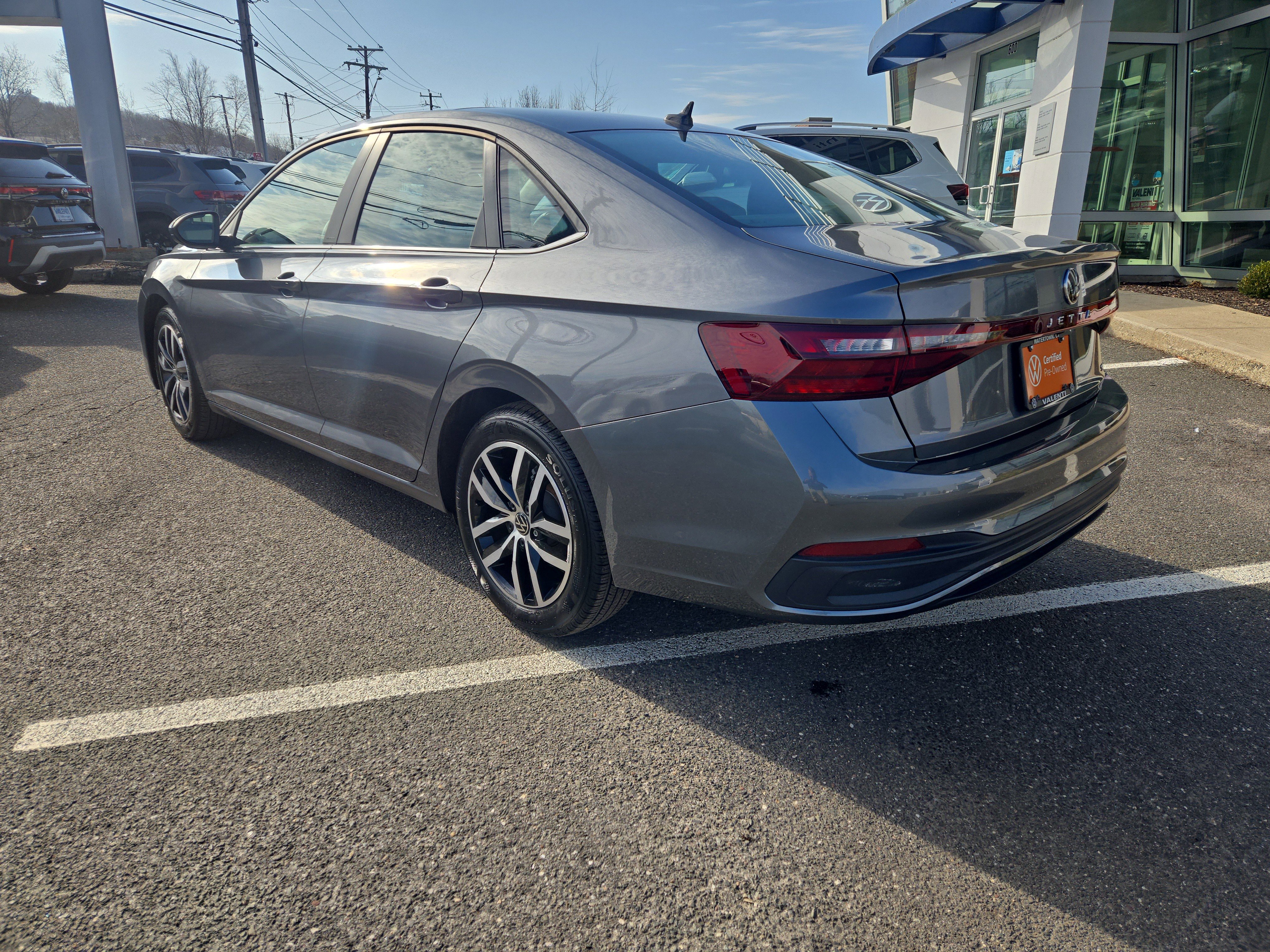 Certified 2025 Volkswagen Jetta SE w/ Sunroof Package image 4