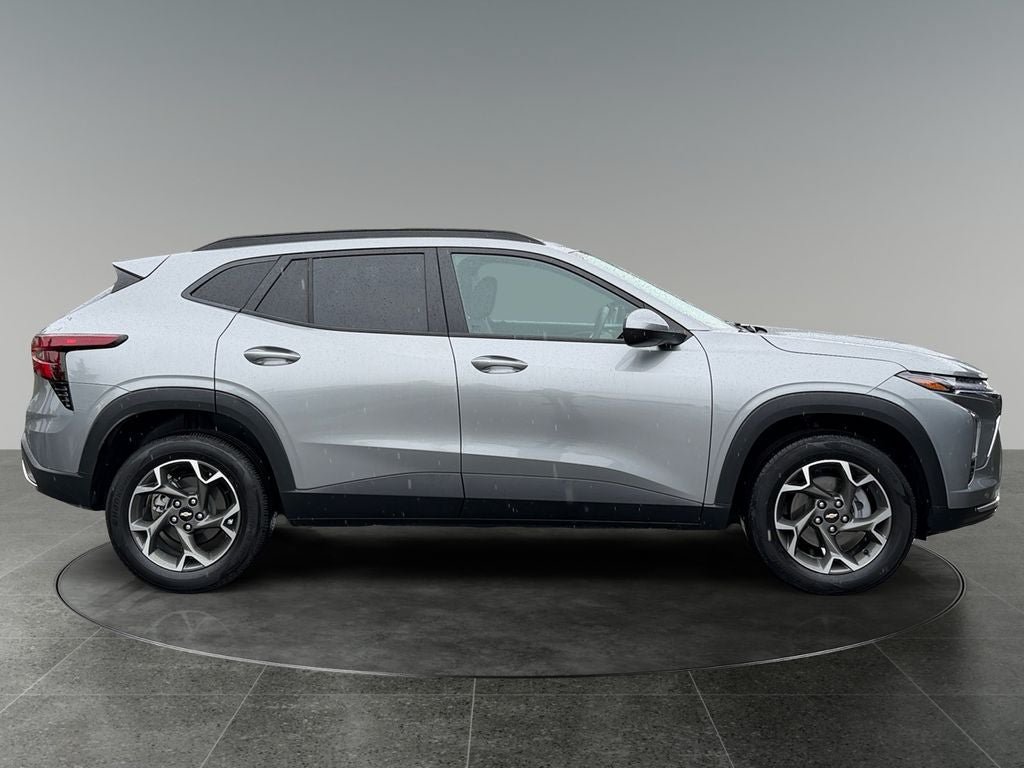 Used 2024 Chevrolet Trax LT w/ Sunroof Package FWD image 10