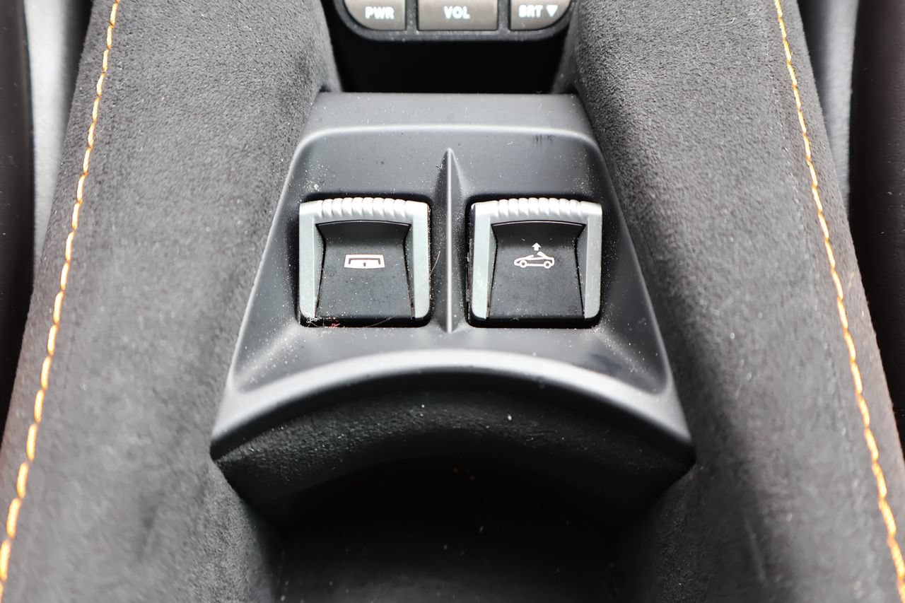 Used 2025 McLaren 750S Spider RWD image 27