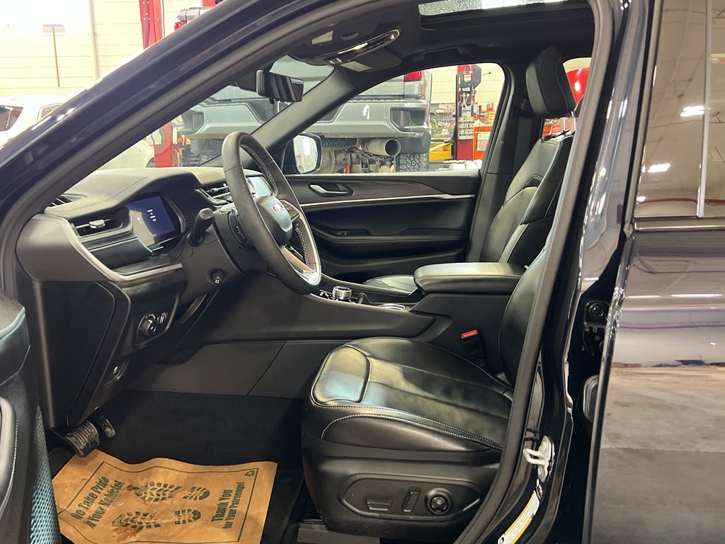 Used 2024 Jeep Grand Cherokee L Limited w/ Luxury Tech Group II image 12