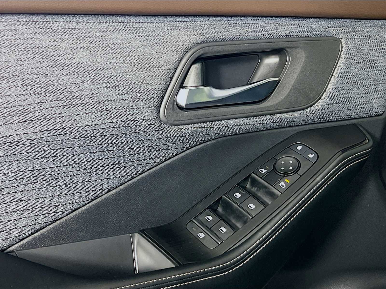 Used 2023 Nissan Rogue SV image 17