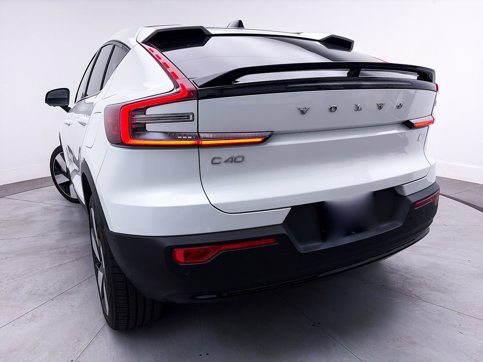 Used 2023 Volvo C40 P8 Recharge Ultimate image 4