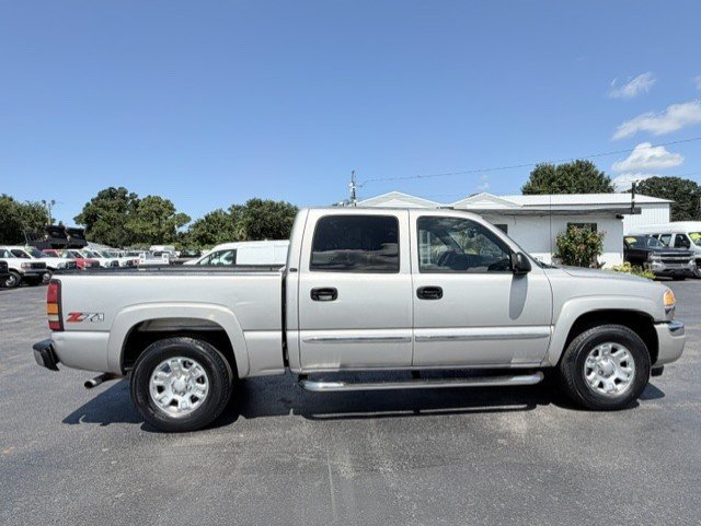 Used 2006 GMC Sierra 1500 SLT w/ Onstar Plus Package AWD/4WD image 5