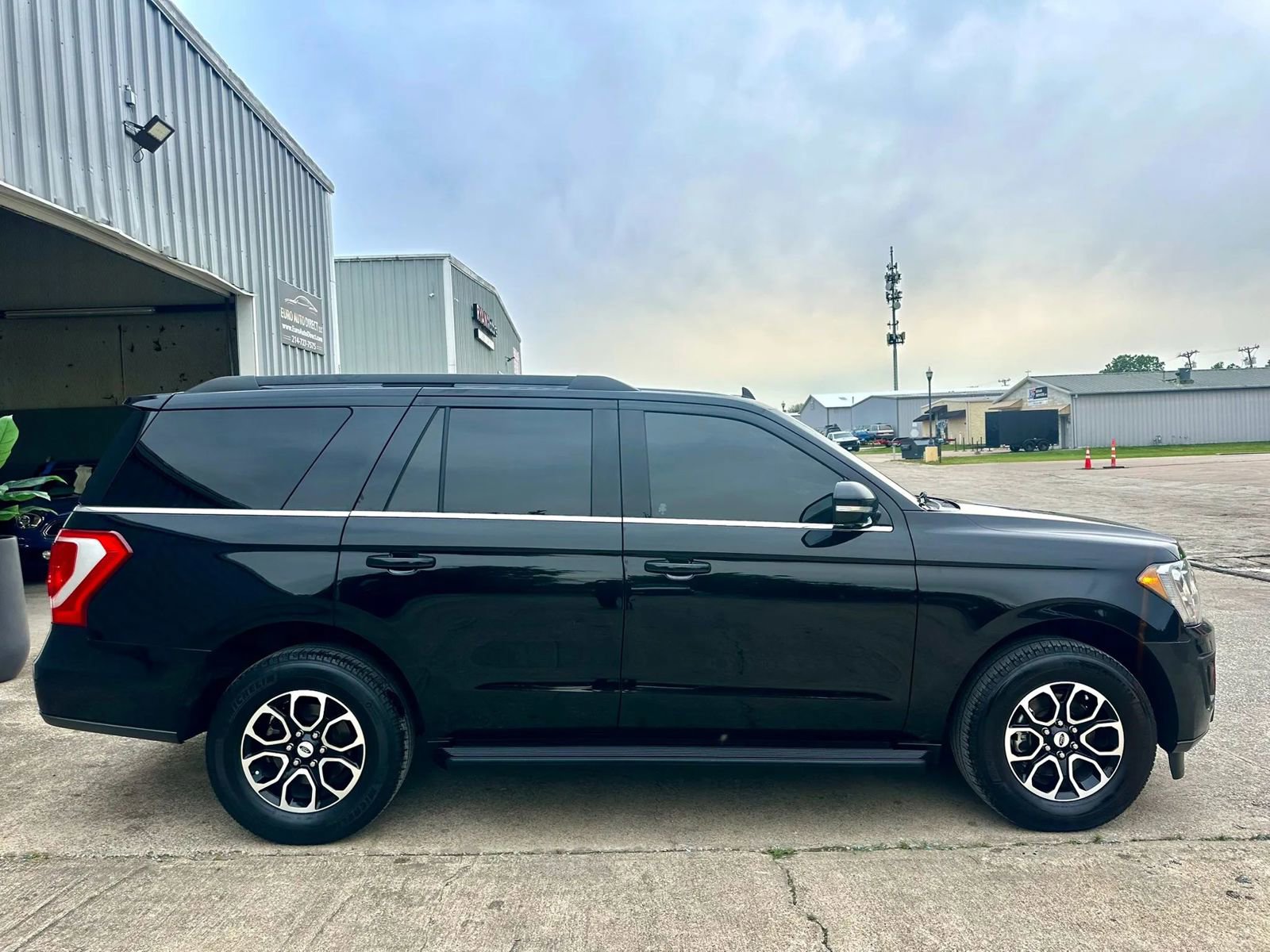 Used 2020 Ford Expedition XLT w/ Black Accent Package RWD image 8