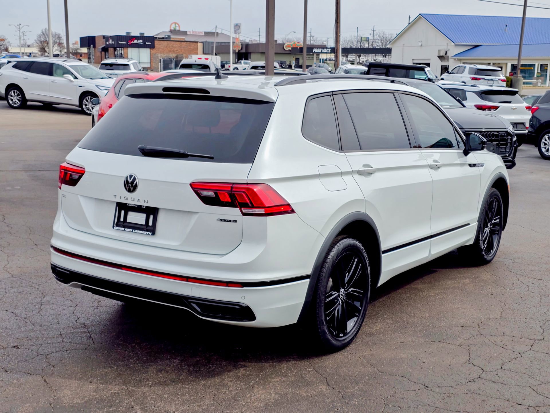 Used 2022 Volkswagen Tiguan SE R-Line image 17