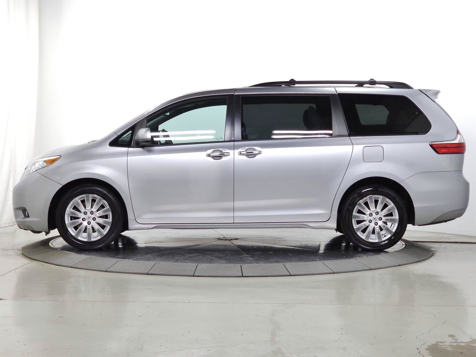 Used 2015 Toyota Sienna XLE w/ XLE Navigation Package AWD/4WD image 4