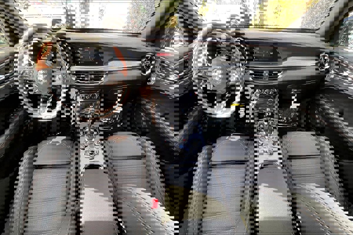 New 2025 Alfa Romeo Stelvio Sprint image 5