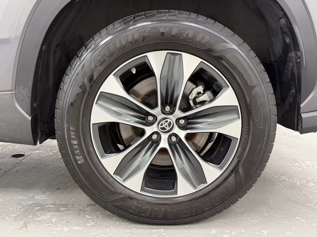 Used 2021 Toyota Highlander XLE FWD image 27