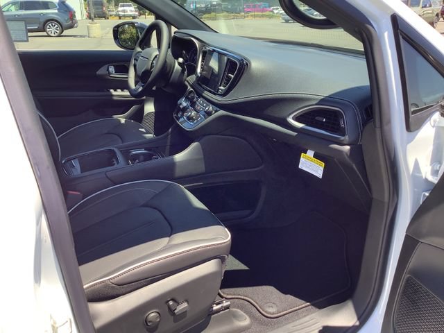 New 2027 Chrysler Pacifica Limited FWD image 37