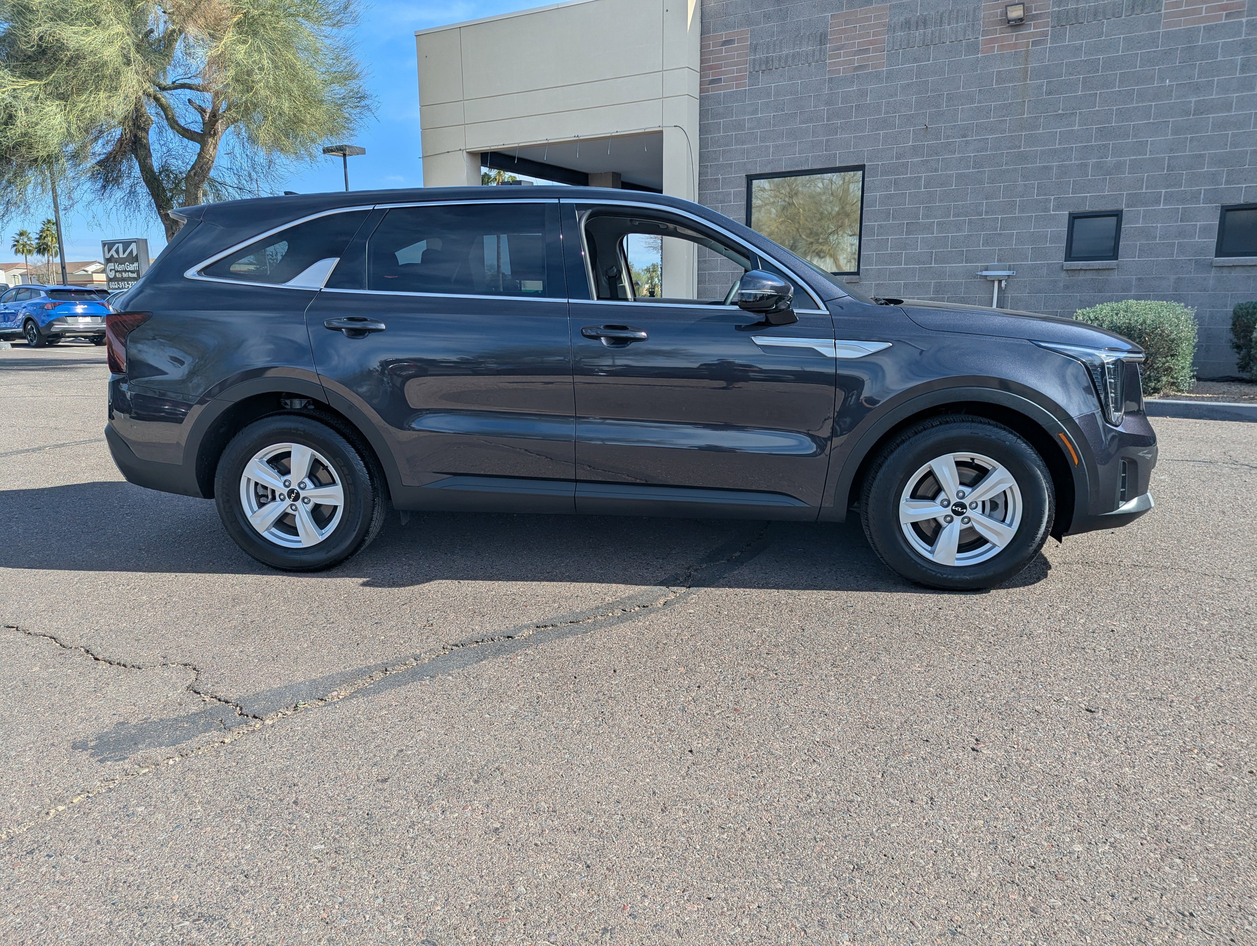 Certified 2025 Kia Sorento LX image 2