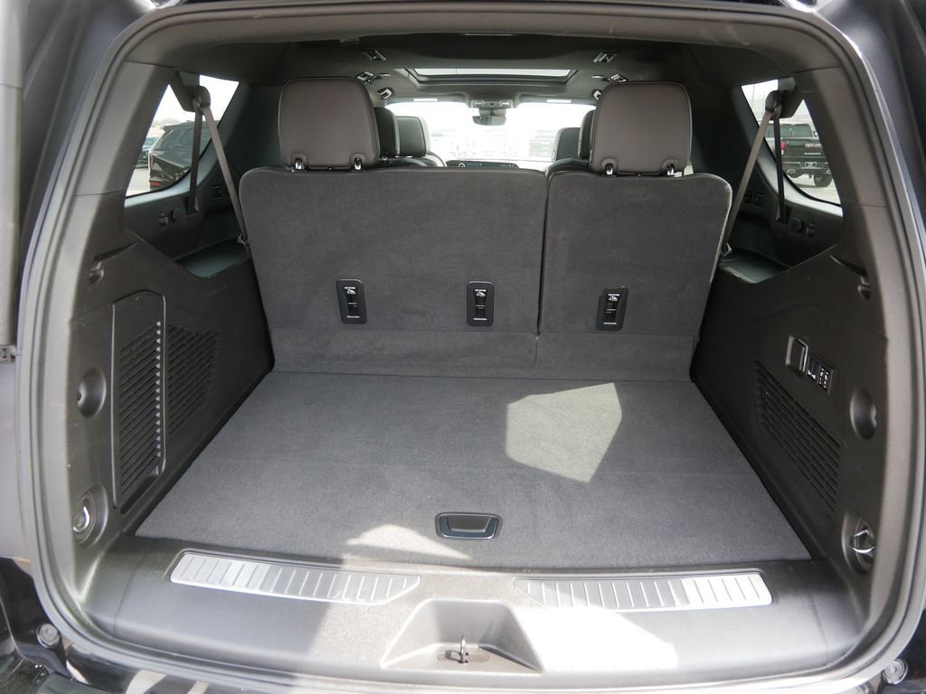 Used 2025 Chevrolet Suburban High Country AWD/4WD image 9