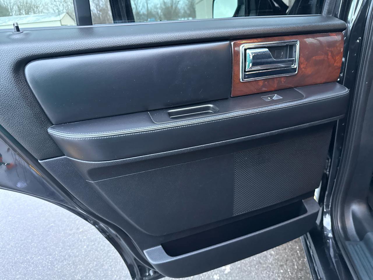 Used 2015 Lincoln Navigator 4WD 4dr image 24