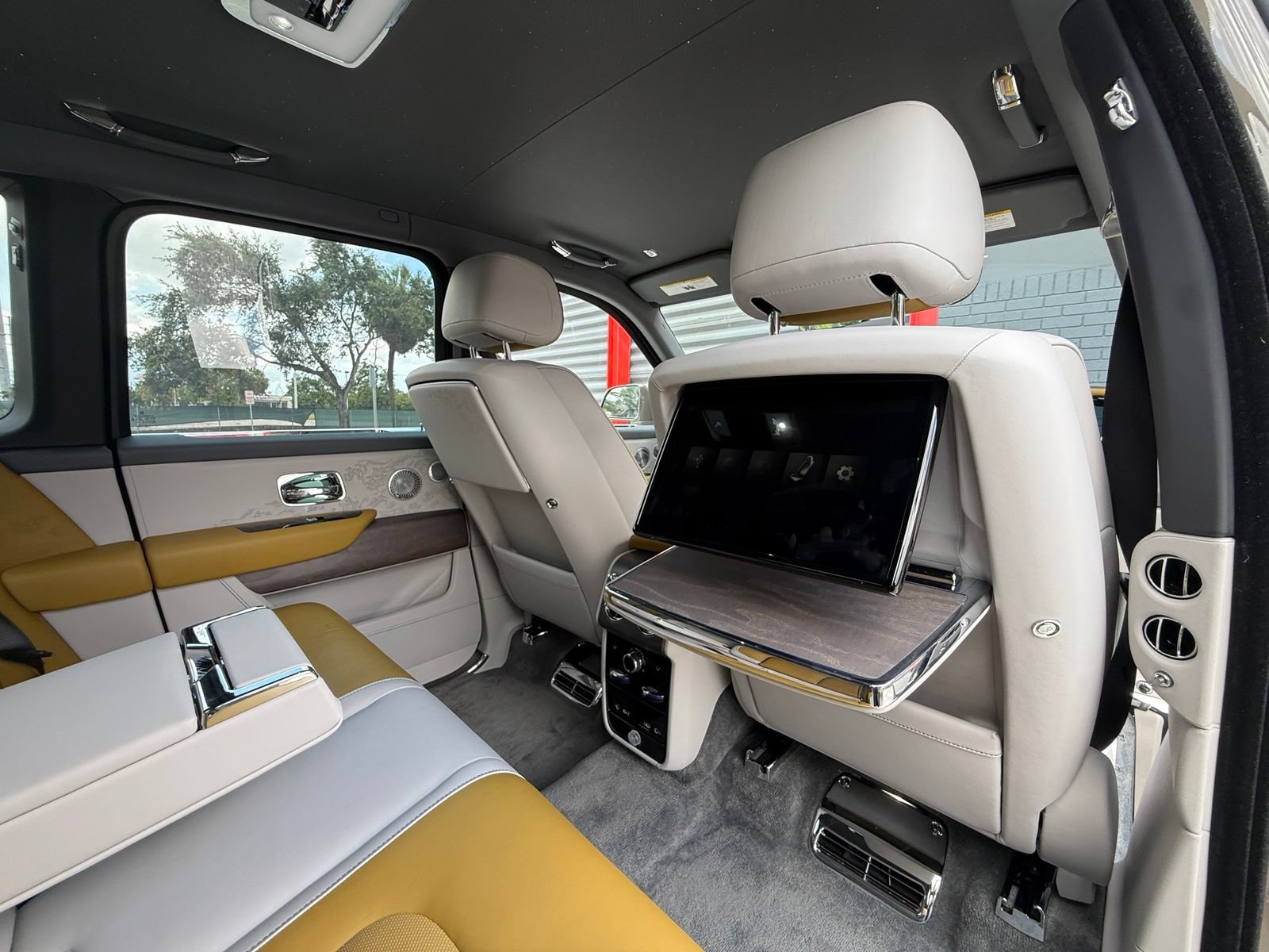 Used 2025 Rolls-Royce Cullinan AWD/4WD image 34