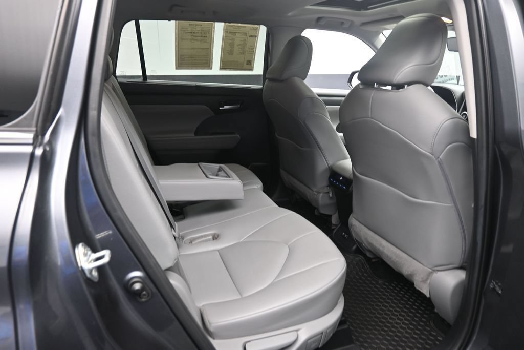 Used 2020 Toyota Highlander XLE FWD image 25