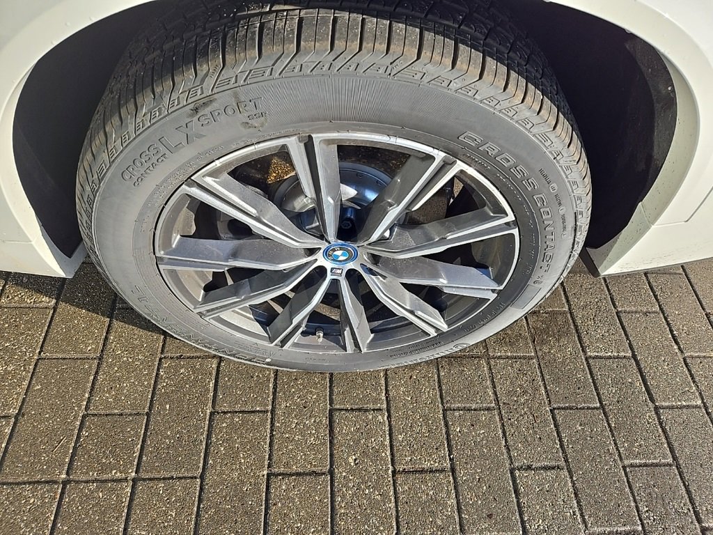 Used 2025 BMW X5 xDrive50e w/ M Sport Package image 9