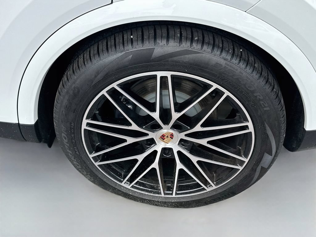 Certified 2025 Porsche Cayenne AWD/4WD image 34