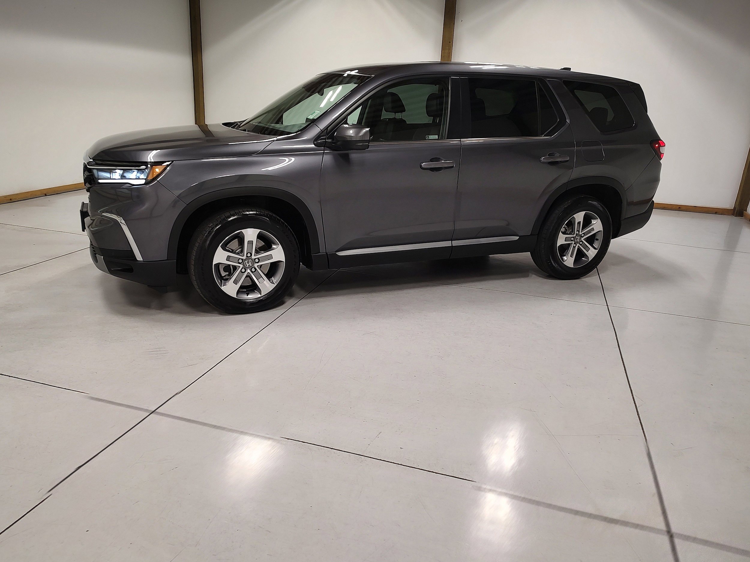 Used 2025 Honda Pilot EX-L image 3