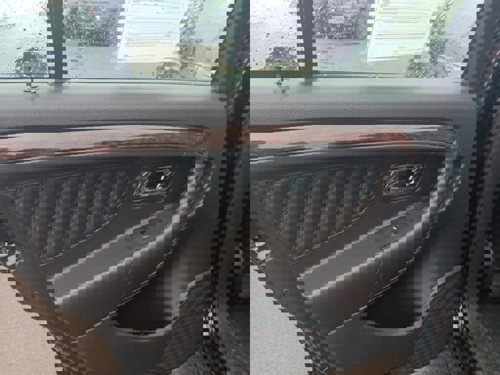 Used 2018 Ford Taurus Limited image 17