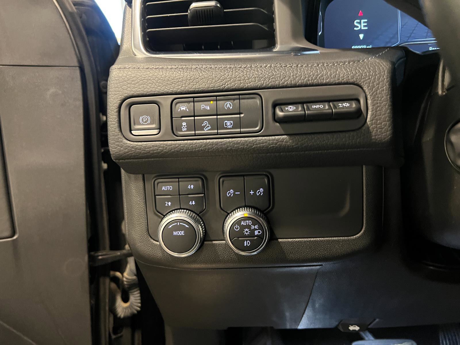 Used 2023 GMC Yukon XL Denali AWD/4WD image 15