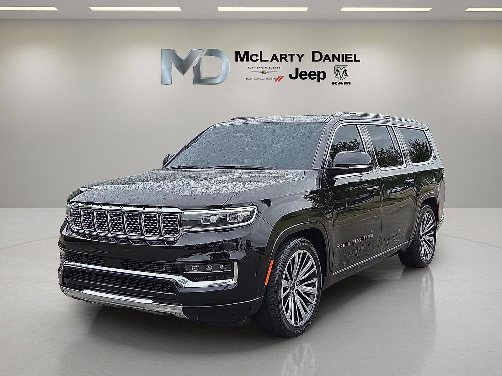Used 2023 Jeep Grand Wagoneer L Series III AWD/4WD image 2