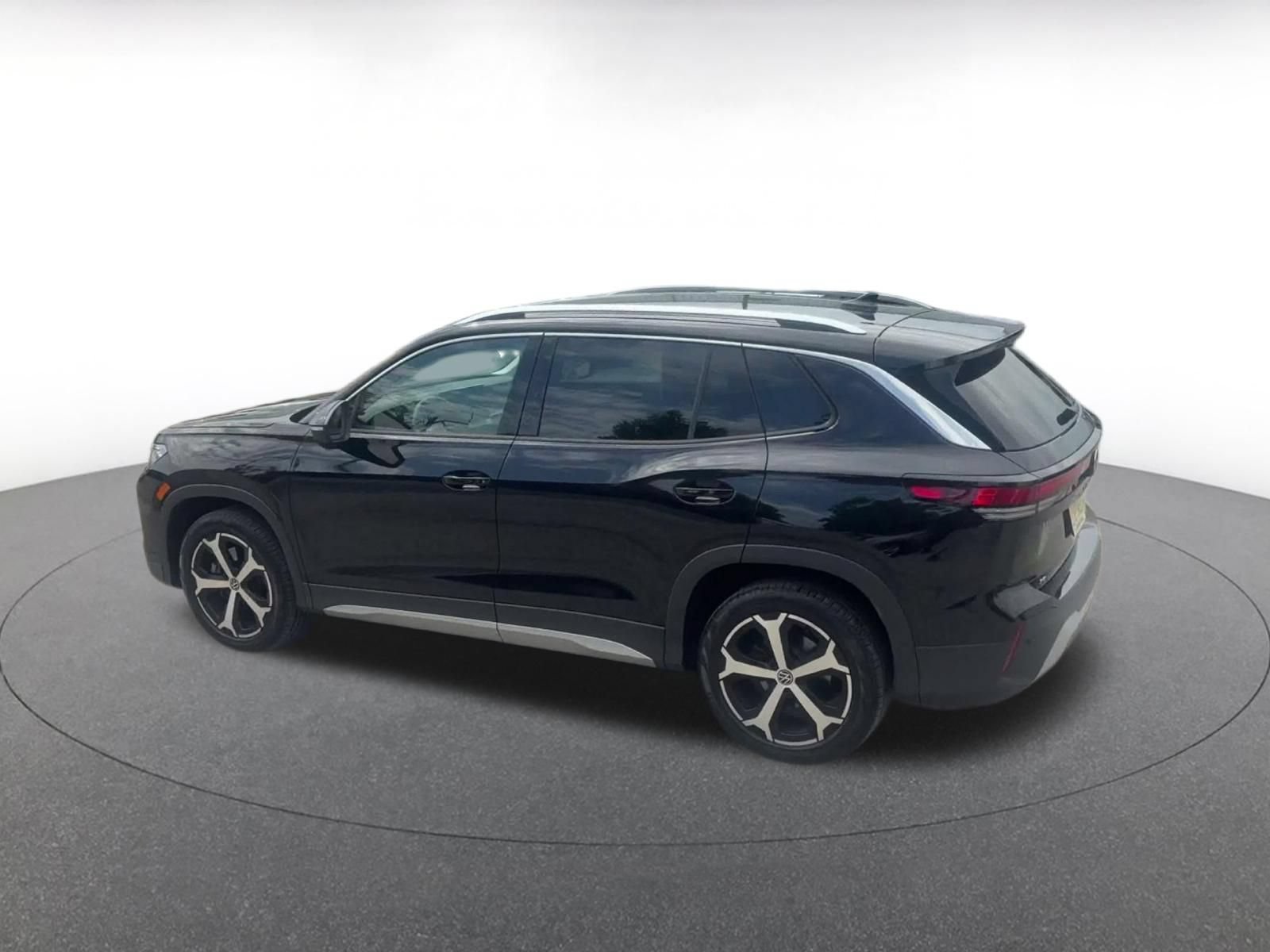 Used 2026 Volkswagen Tiguan SE AWD/4WD image 8