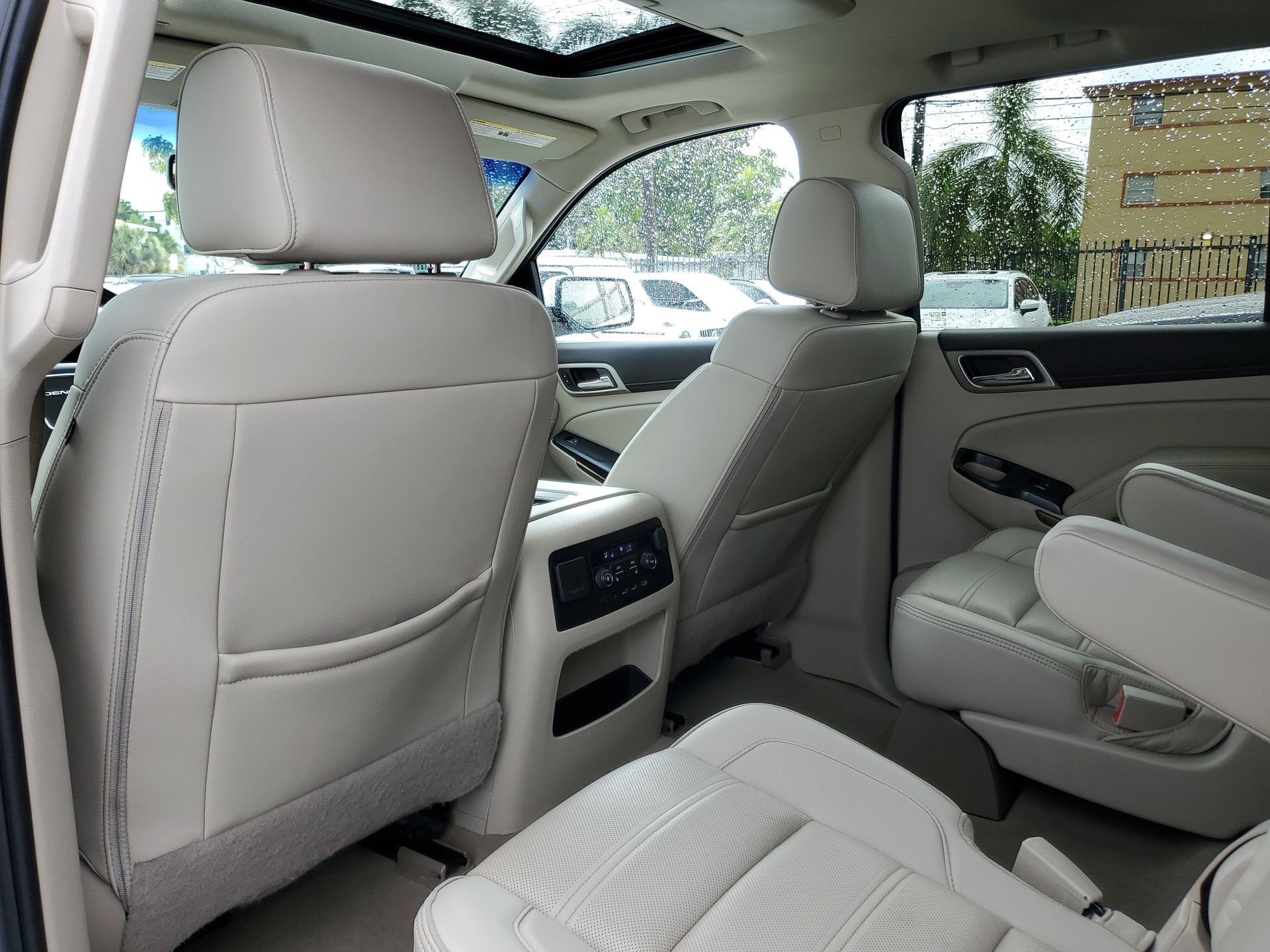 Used 2020 GMC Yukon Denali w/ Denali Premium Package RWD image 11