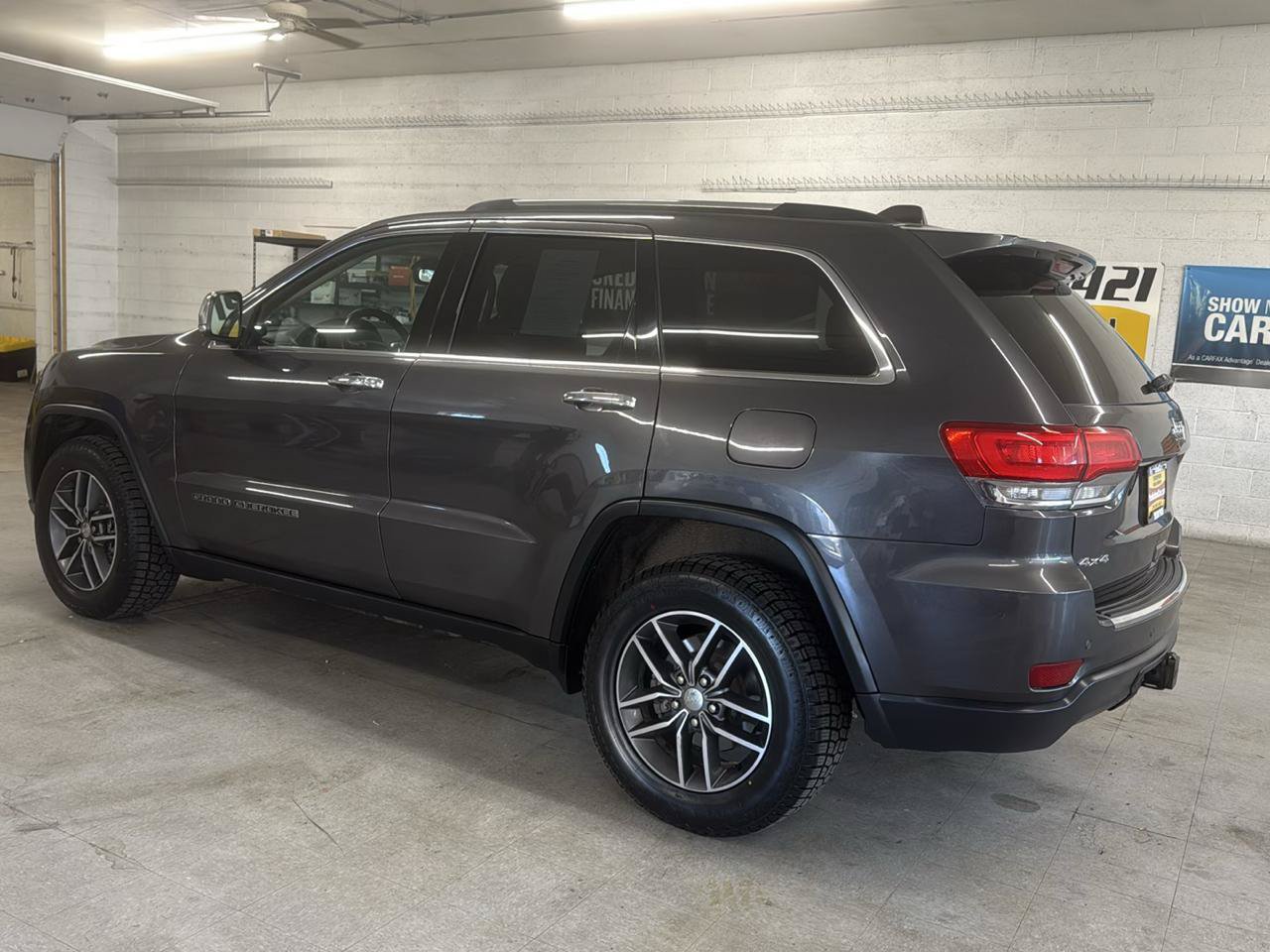 Used 2018 Jeep Grand Cherokee Limited w/ Luxury Group II AWD/4WD image 2