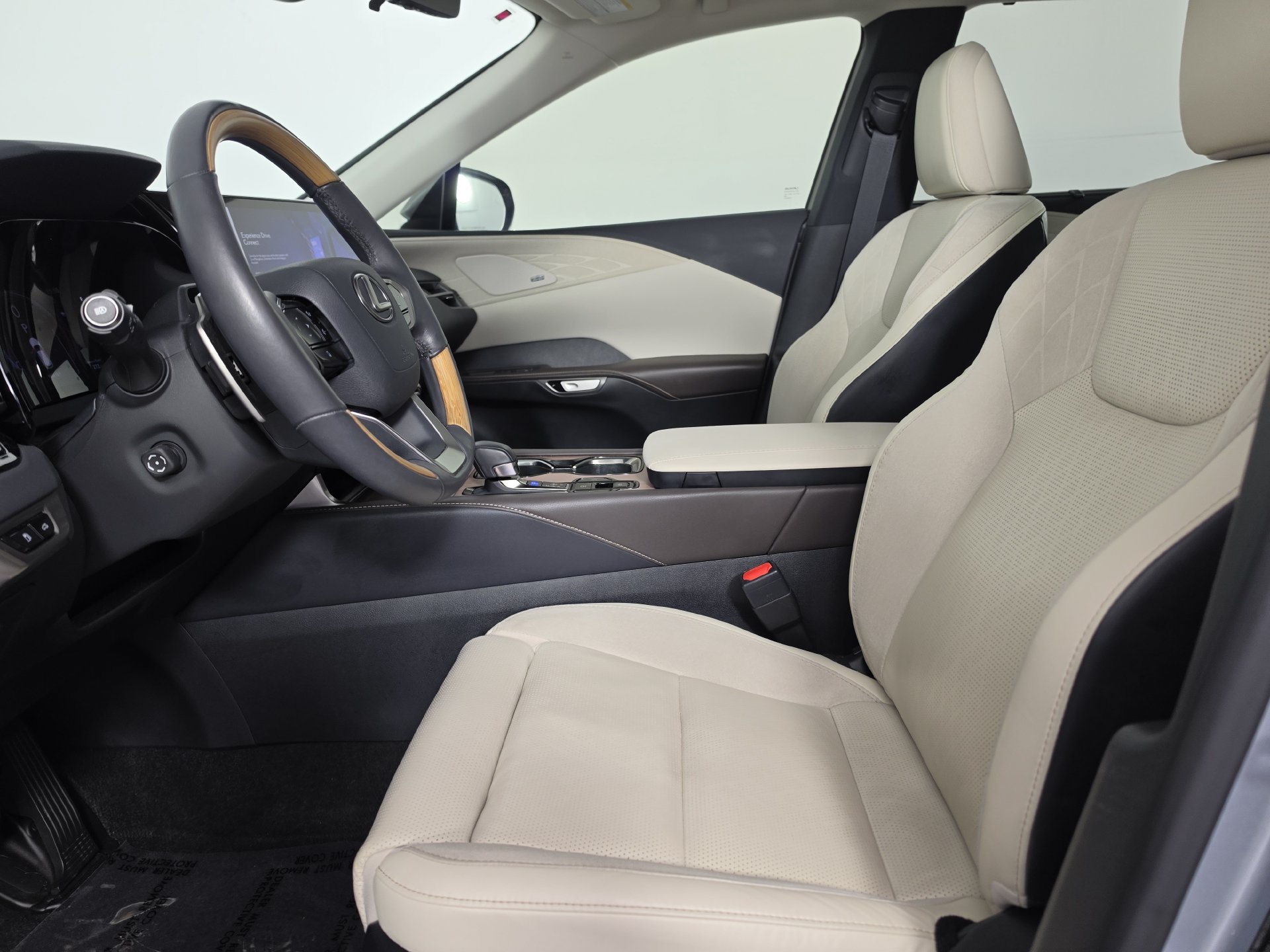 Used 2024 Lexus RX 350 FWD w/ Convenience Package image 3
