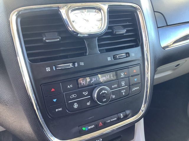 Used 2014 Chrysler Town & Country Touring-L w/ Driver Convenience Group image 33