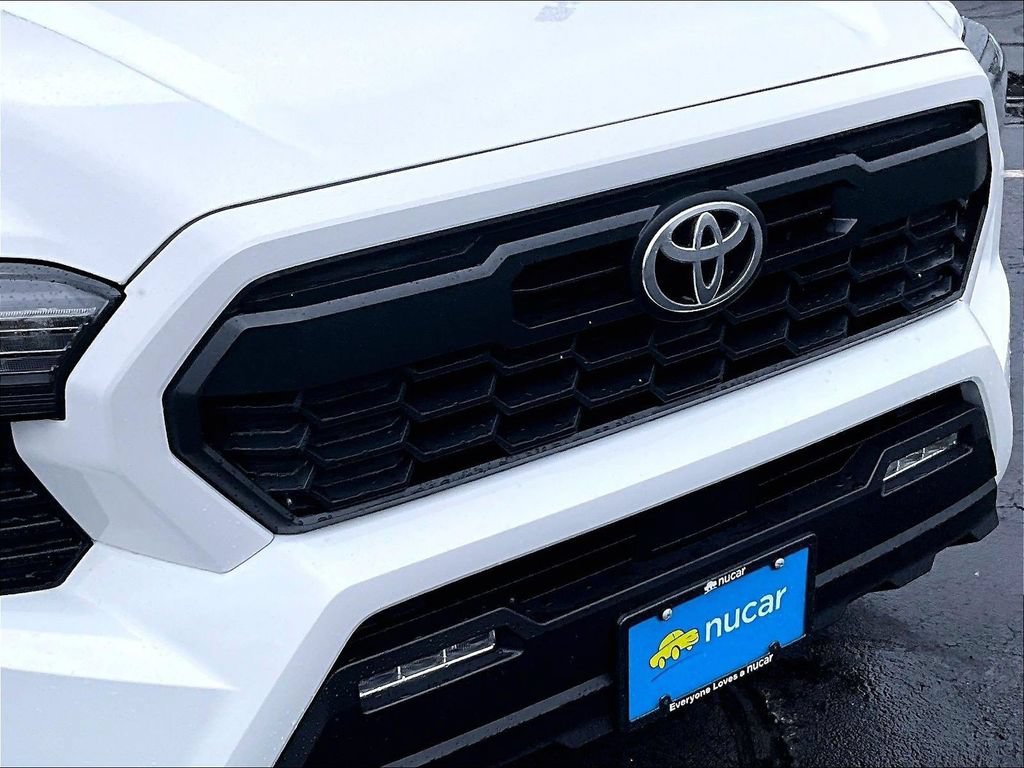 Used 2025 Toyota Tacoma TRD Off-Road AWD/4WD image 30