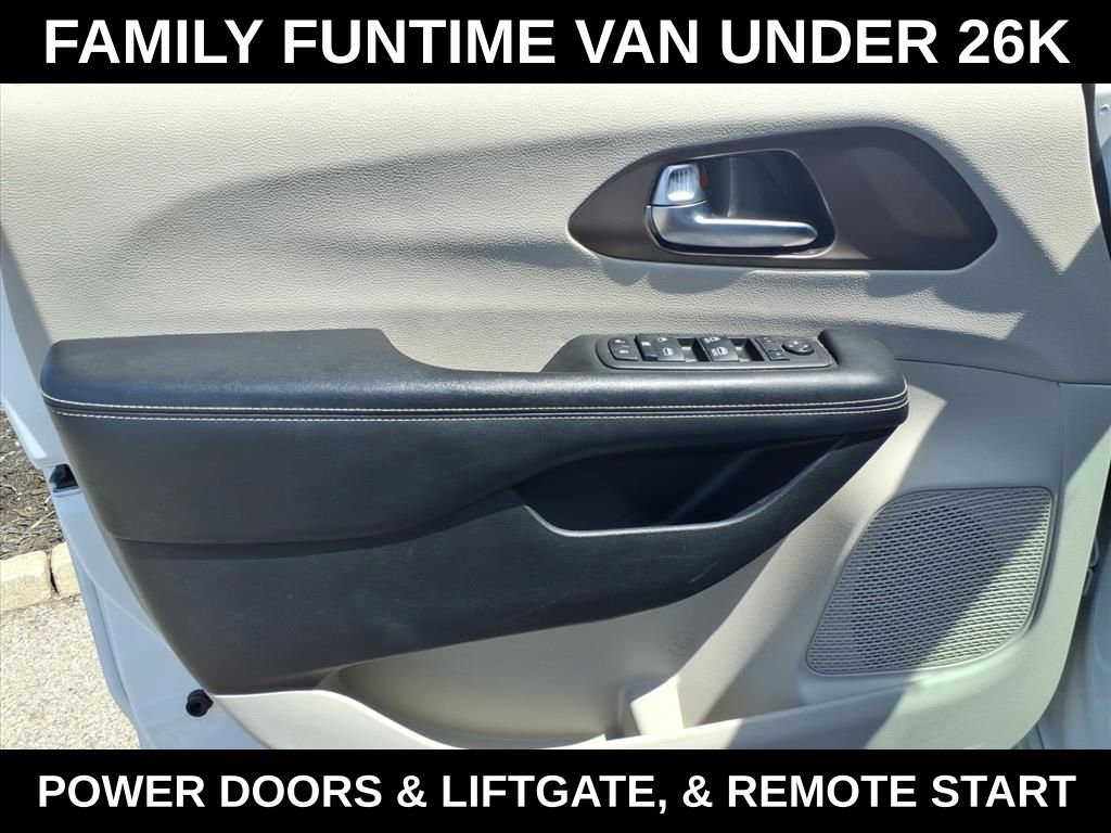 Used 2023 Chrysler Voyager LX image 11