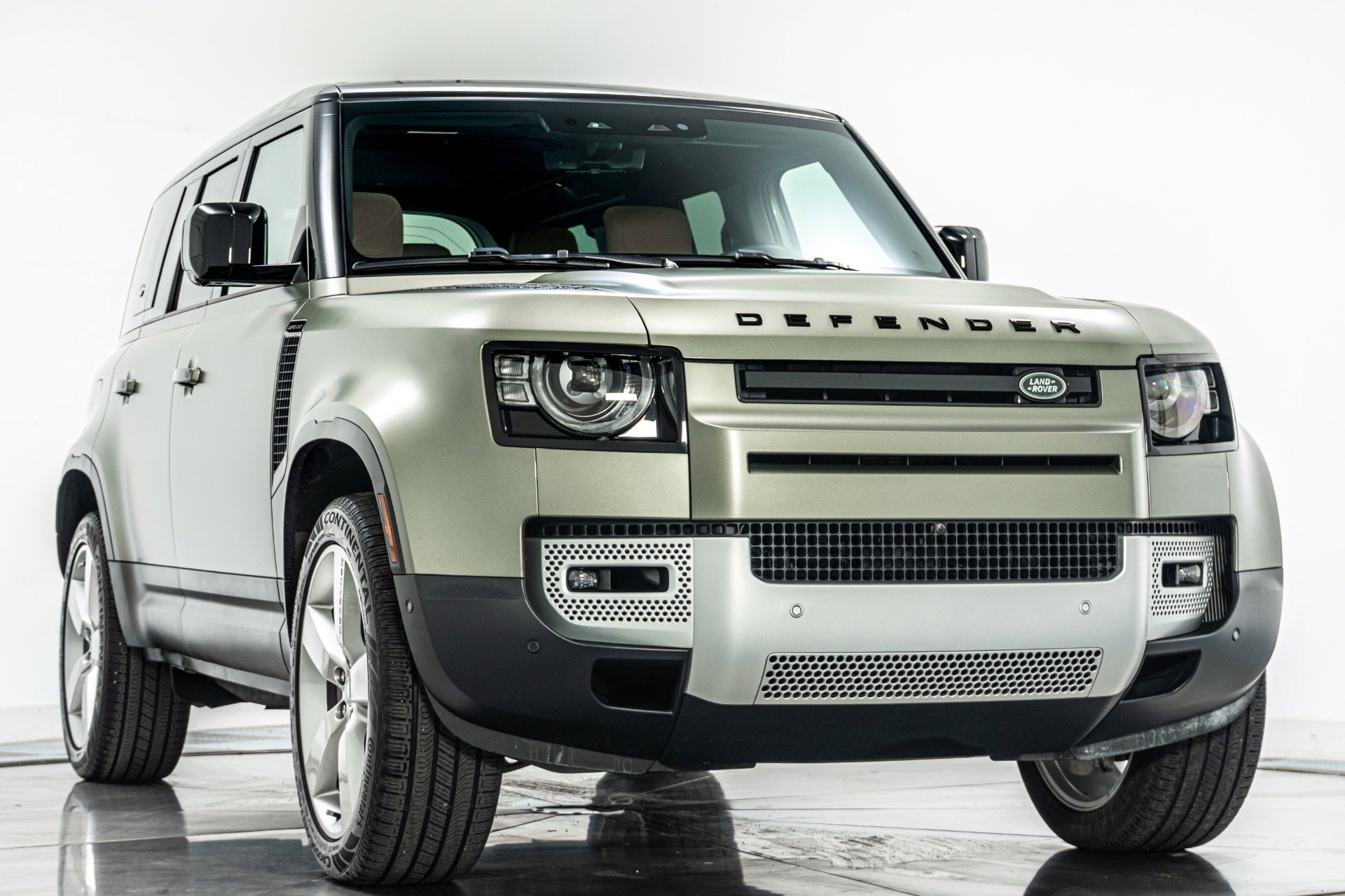 Used 2024 Land Rover Defender 110 SE image 3