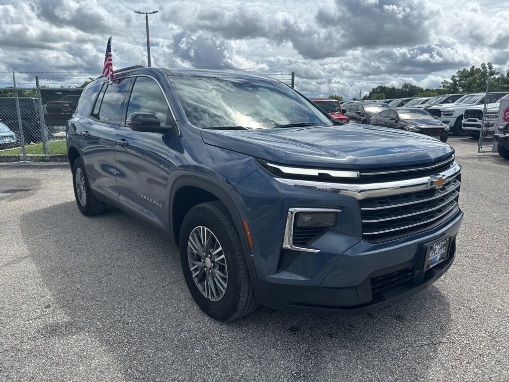Used 2025 Chevrolet Traverse LT image 3