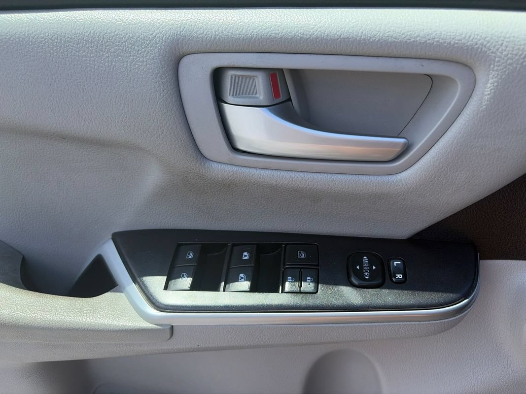 Used 2017 Toyota Camry SE FWD image 19