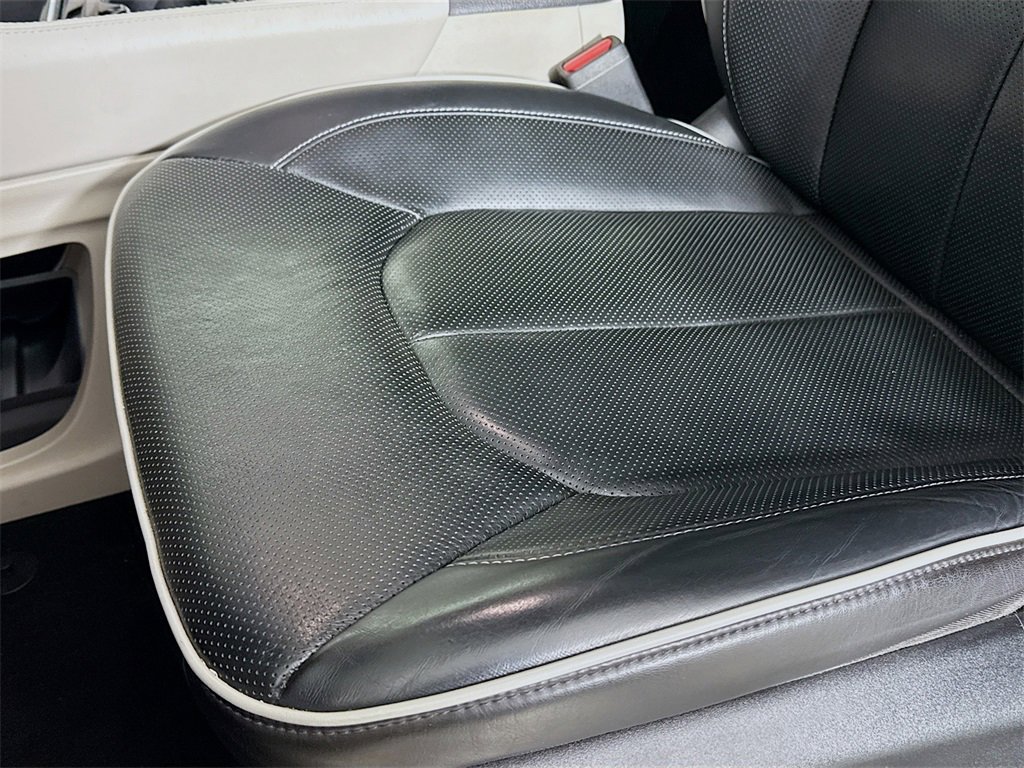 Used 2022 Chrysler Pacifica Limited w/ Uconnect Theater Family Group image 22