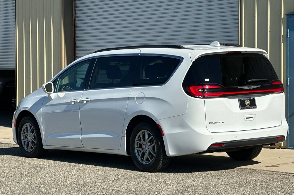 Used 2021 Chrysler Pacifica Touring FWD image 4