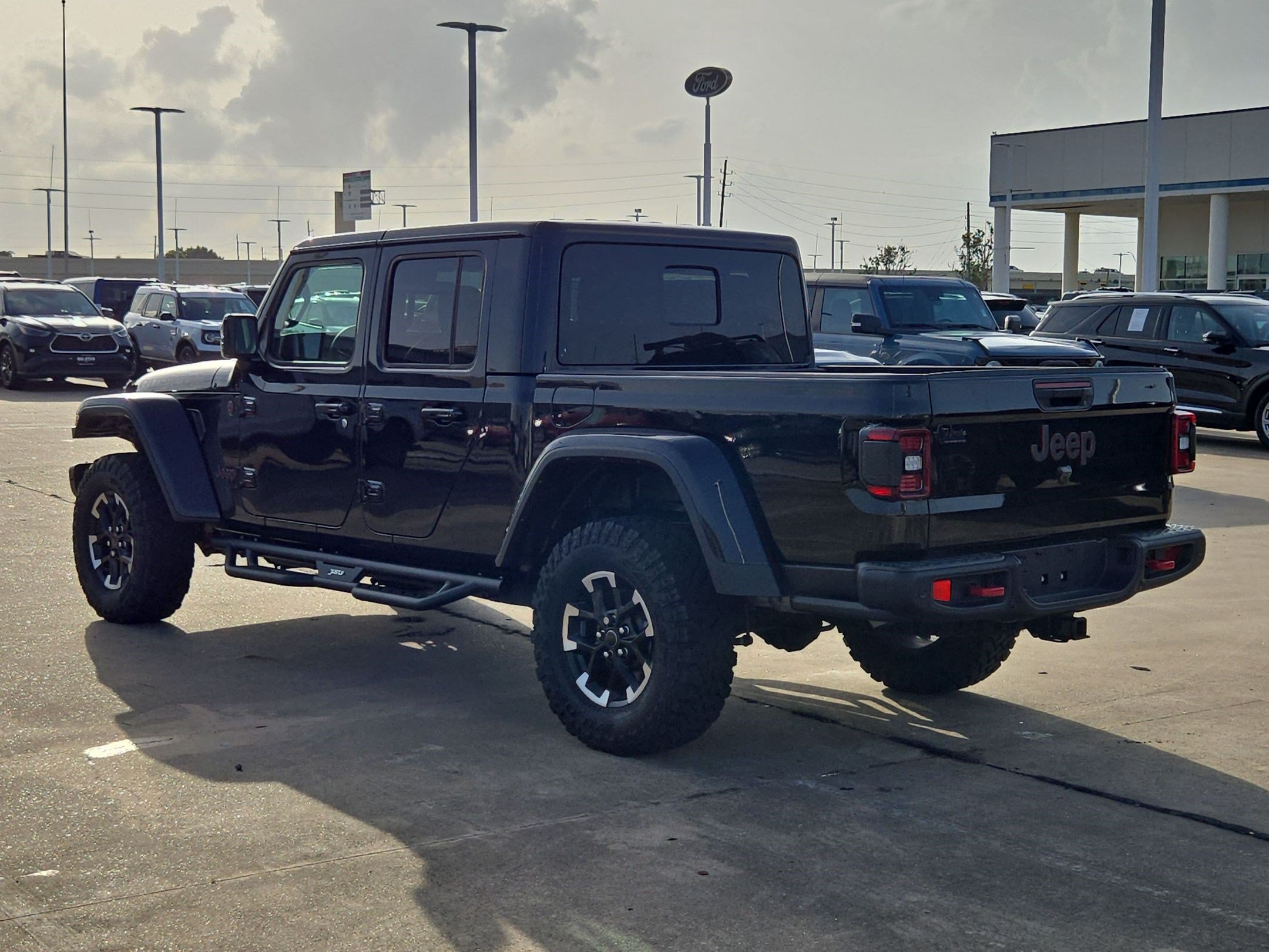Used 2024 Jeep Gladiator Rubicon AWD/4WD image 7