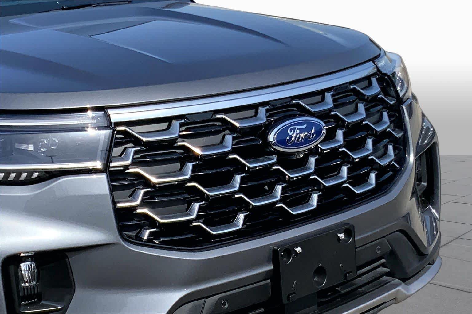 Certified 2025 Ford Explorer Platinum RWD image 27