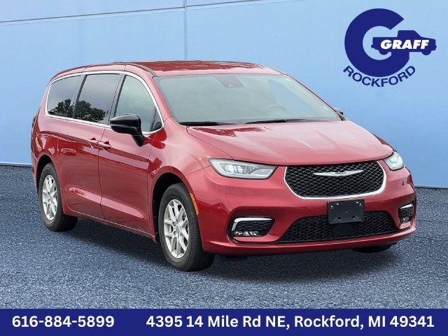 Used 2025 Chrysler Pacifica Select