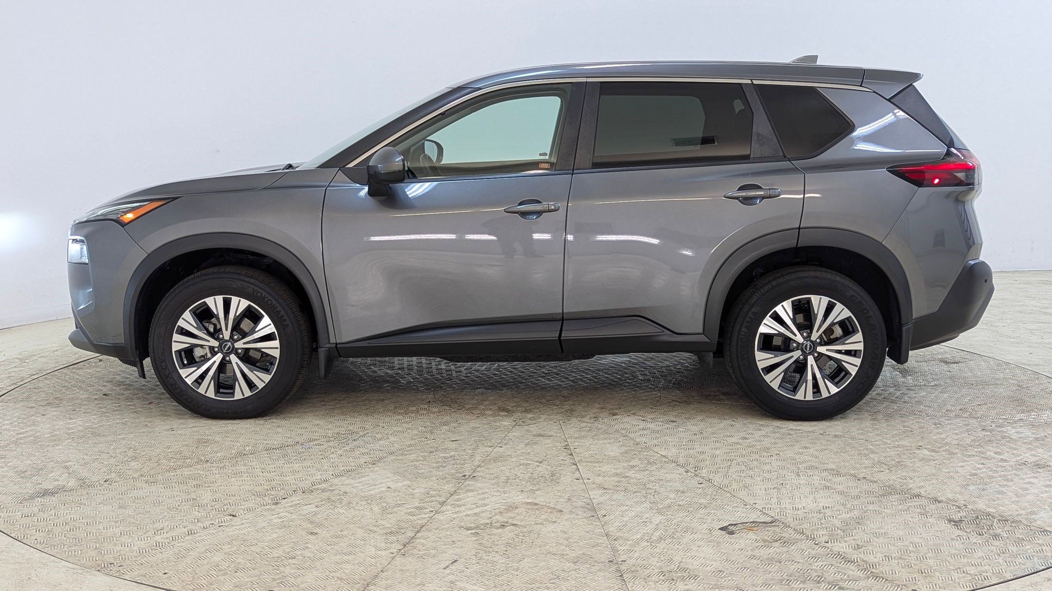 Used 2022 Nissan Rogue SV image 2
