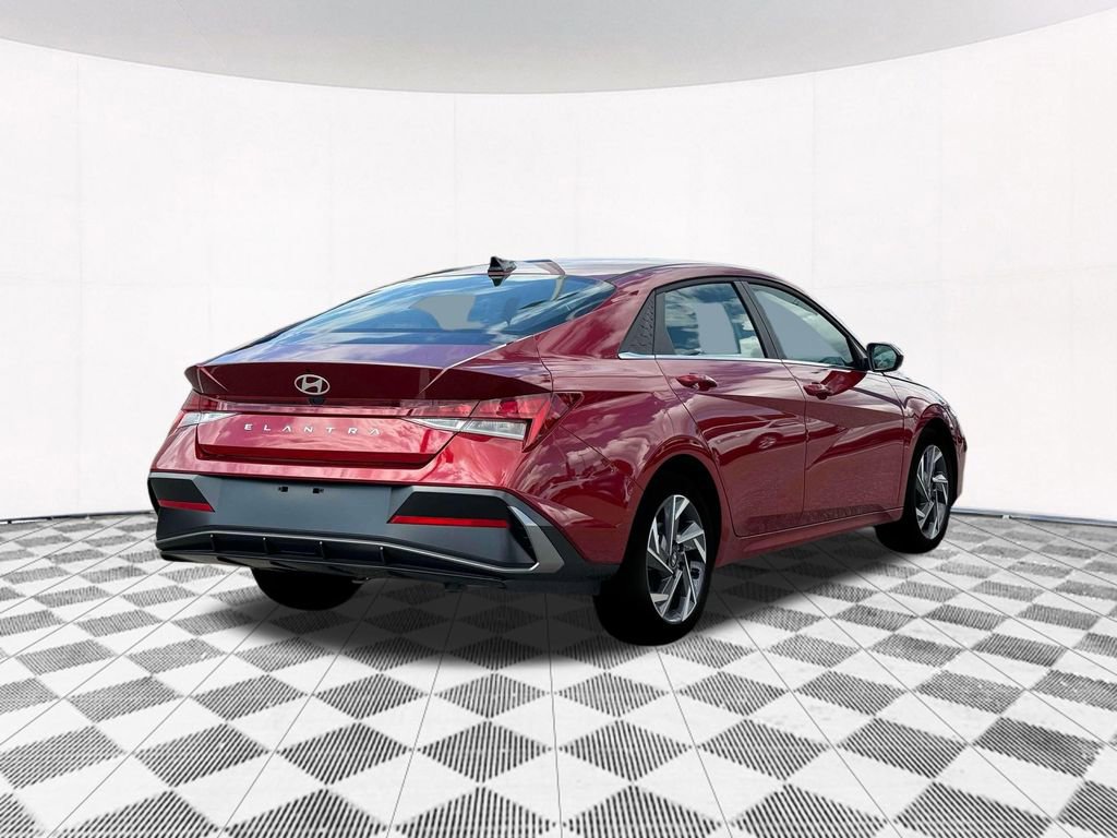 Used 2025 Hyundai Elantra SEL image 11