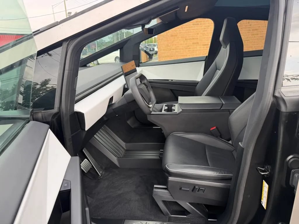 Used 2024 Tesla Cybertruck AWD Crew Cab image 11