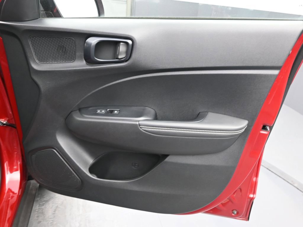 Used 2024 Hyundai Venue Limited image 17