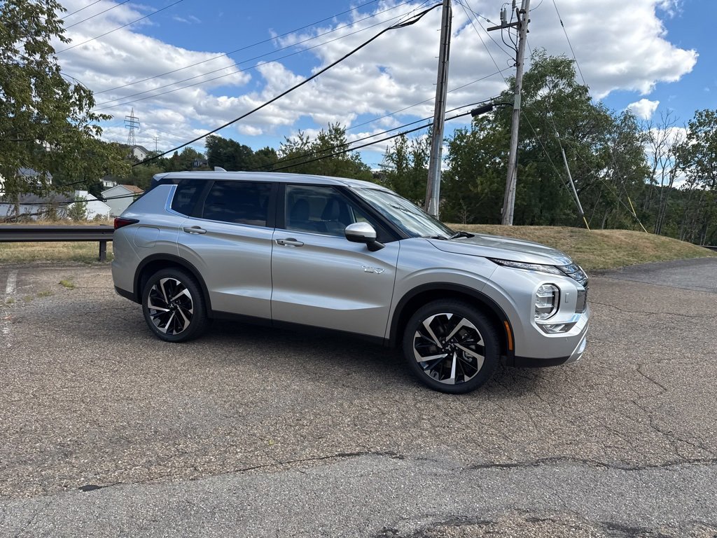 New 2025 Mitsubishi Outlander SE image 3