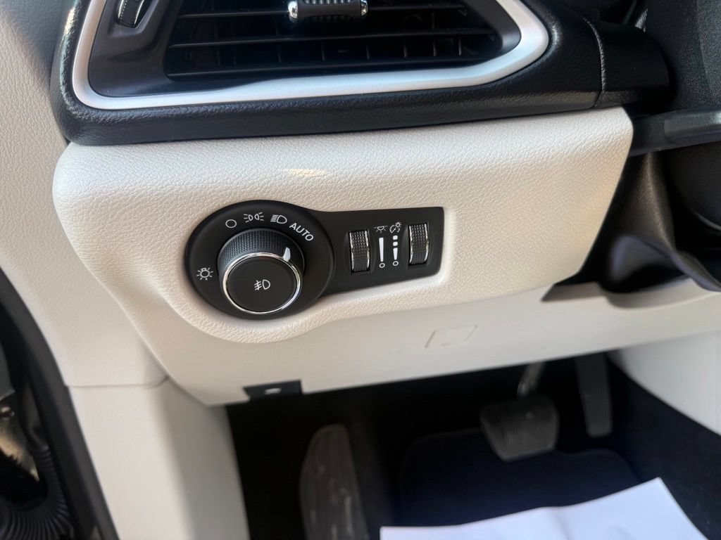 Used 2020 Chrysler Pacifica Touring w/ Advanced Safetytec Group FWD image 17