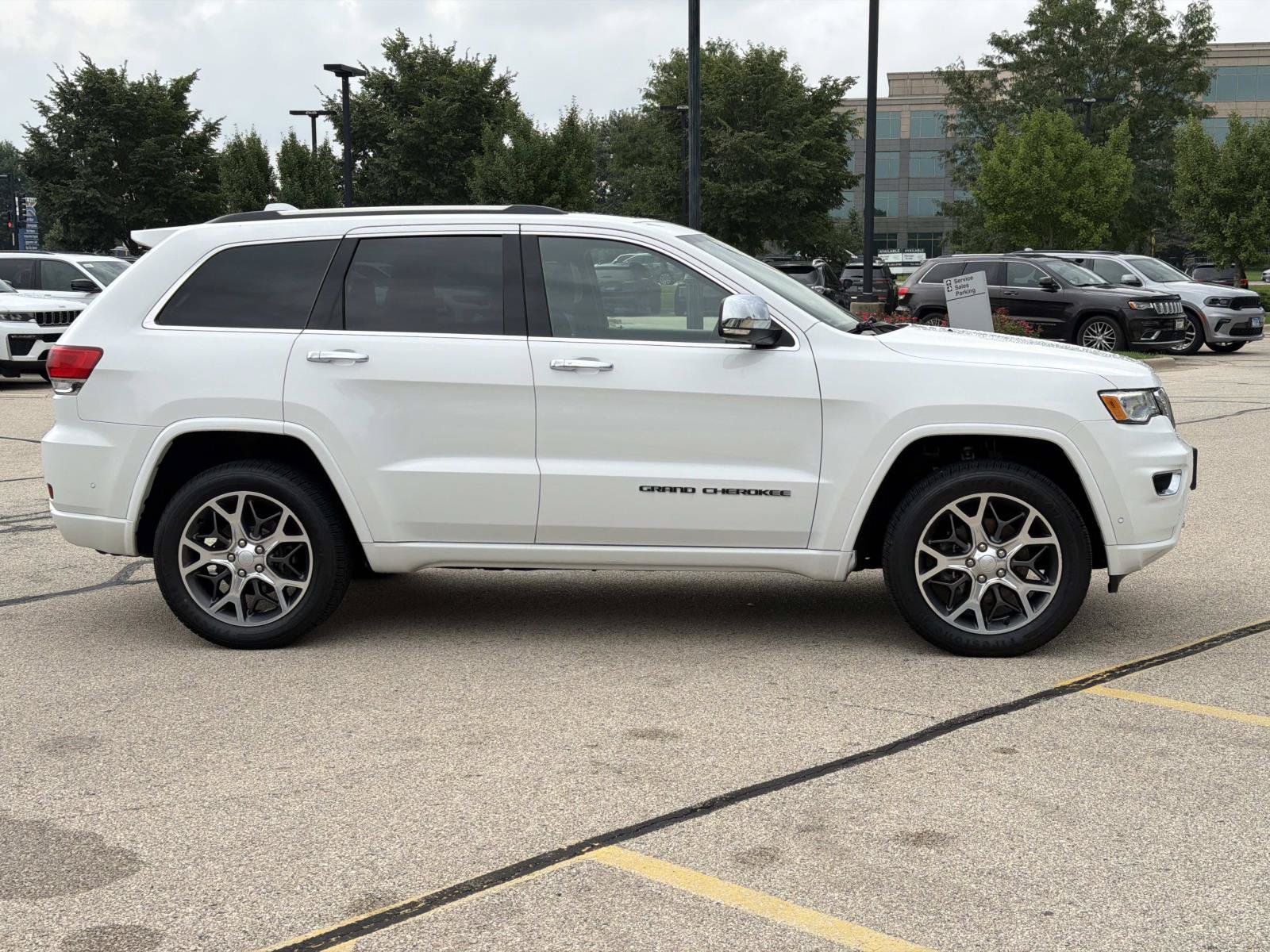 Used 2019 Jeep Grand Cherokee Overland AWD/4WD image 4