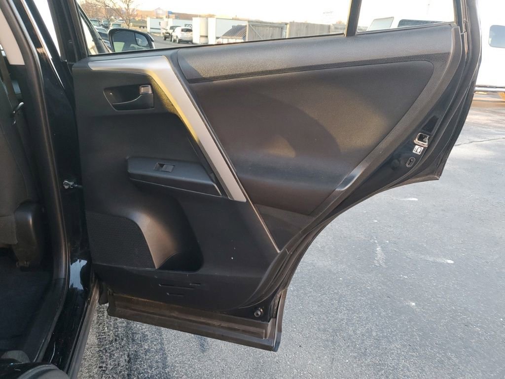 Used 2018 Toyota RAV4 LE image 29